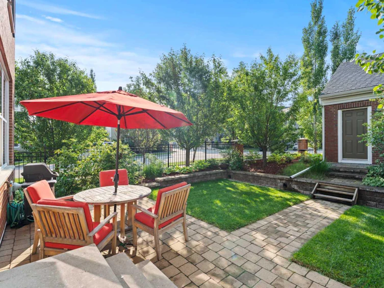 43 Victoria Cross Boulevard SW, Calgary, AB, T3E 7V2 - 45