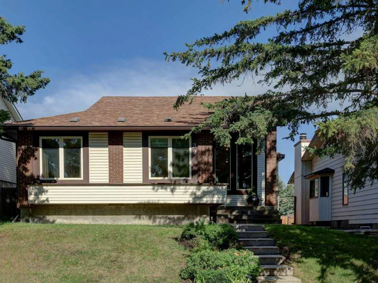 39 Bermondsey Rise NW, Calgary, AB, T3K 1V2 - 2