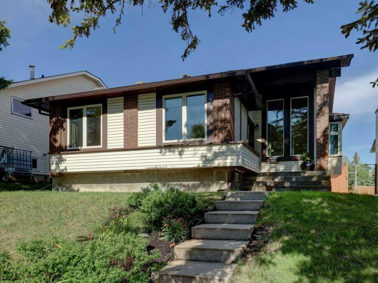 39 Bermondsey Rise NW, Calgary, AB, T3K 1V2