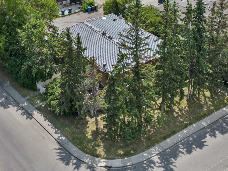 7703 41 Avenue NW, Calgary, AB, T3B 1X7