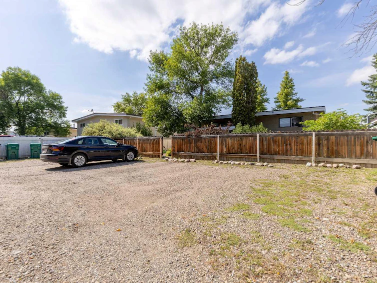 1217 & 1219 Glacier Drive S, Lethbridge, AB, T1K 3G5 - 5