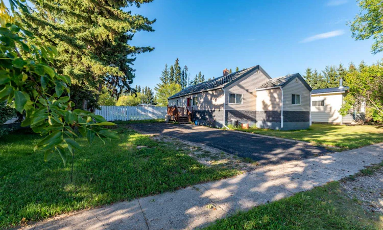 116 1 Avenue W