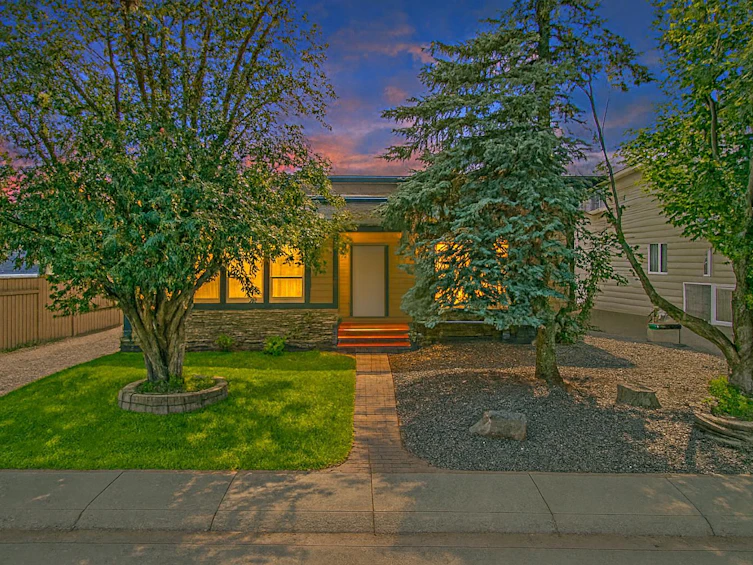 32 Woodbrook Close SW, Calgary, AB, T2W 4E9
