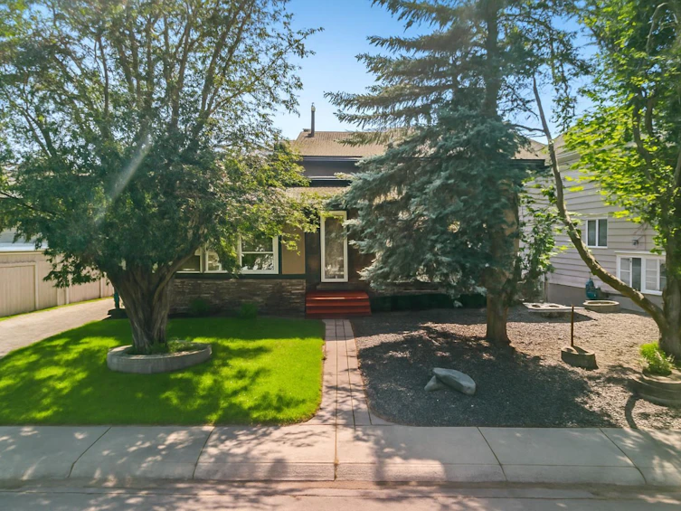 32 Woodbrook Close SW, Calgary, AB, T2W 4E9 - 2