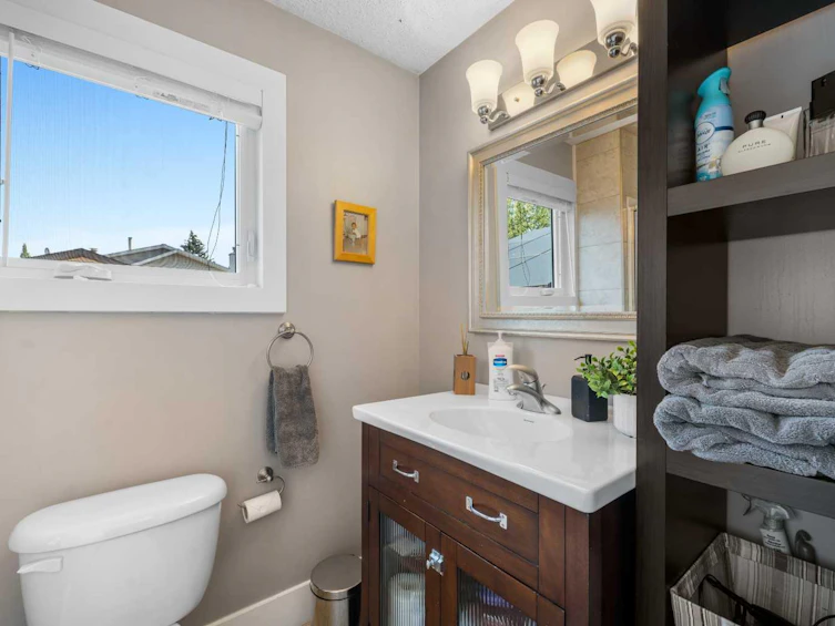 32 Woodbrook Close SW, Calgary, AB, T2W 4E9 - 23