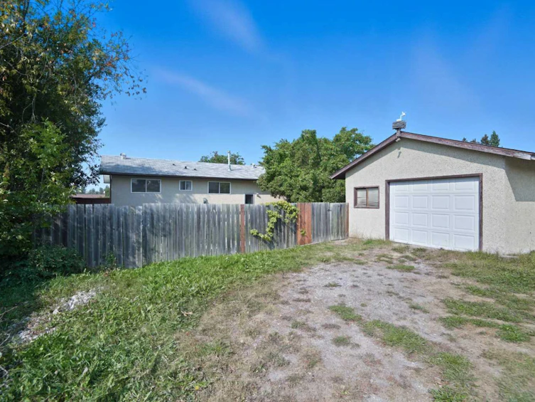 5335 56 Street, Rocky Mountain House, AB, T4T 1H4 - 3