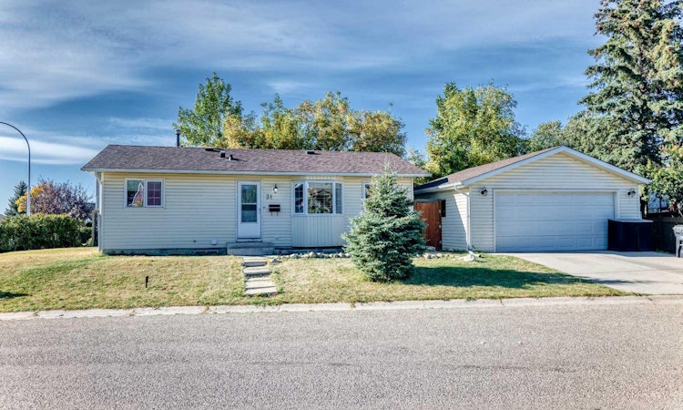 31 Castleglen Crescent NE