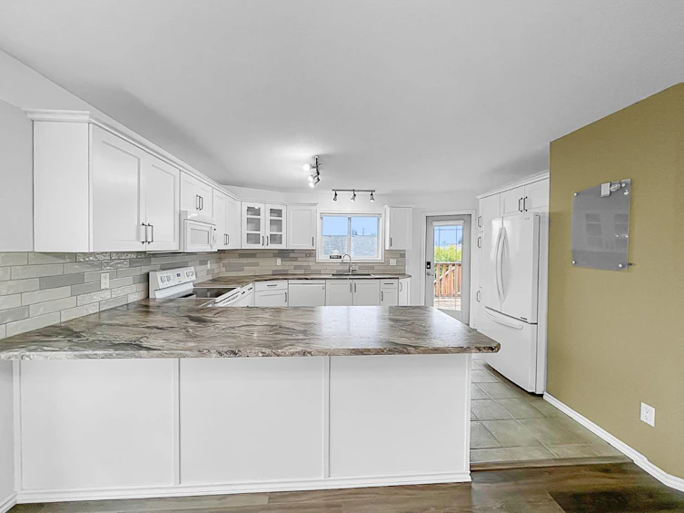 12117 Crystal Lake Drive, Grande Prairie, AB, T8X 1M8 - 8