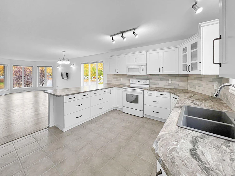 12117 Crystal Lake Drive, Grande Prairie, AB, T8X 1M8 - 10