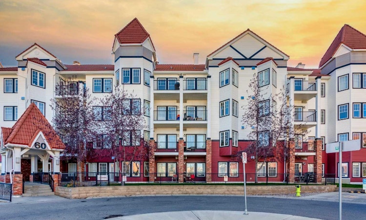 217-60 Royal Oak Plaza NW