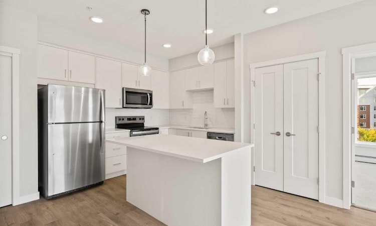 302-660 Shawnee Square SW