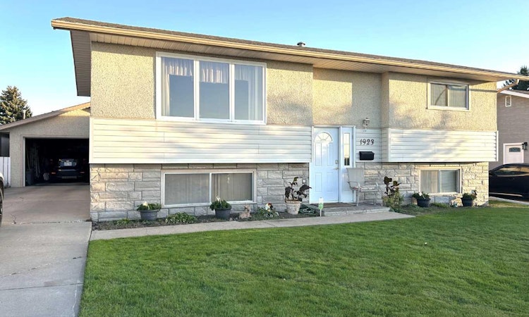 1923 Crestwood Drive SE
