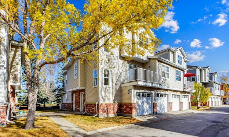 2304-7171 Coach Hill Road SW