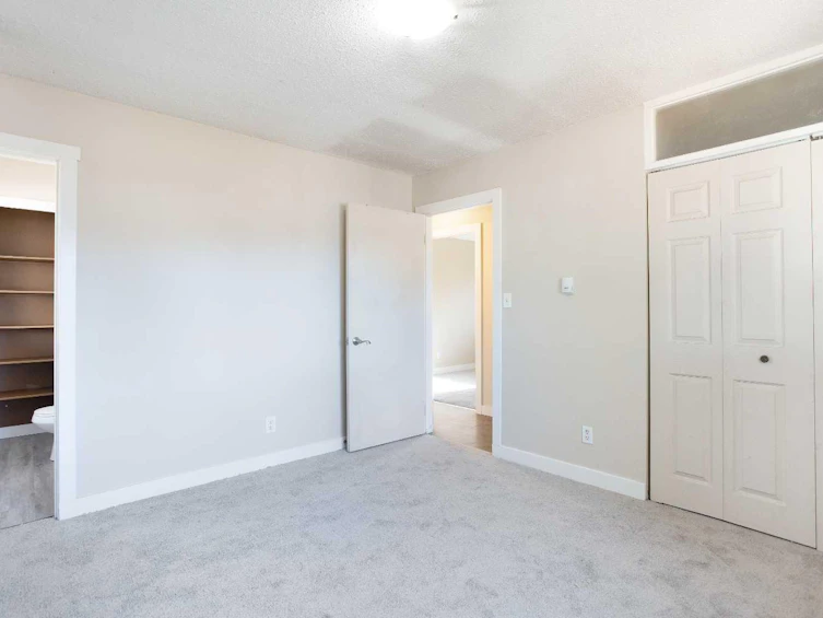 4004 79 Street NW, Calgary, AB, T3B 2N8 - 9