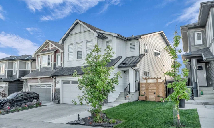 240 Lucas Crescent NW