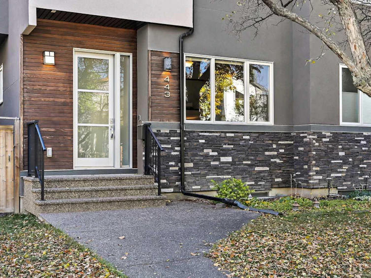 443 28 Avenue NW, Calgary, AB, T2M 2K7 - 2