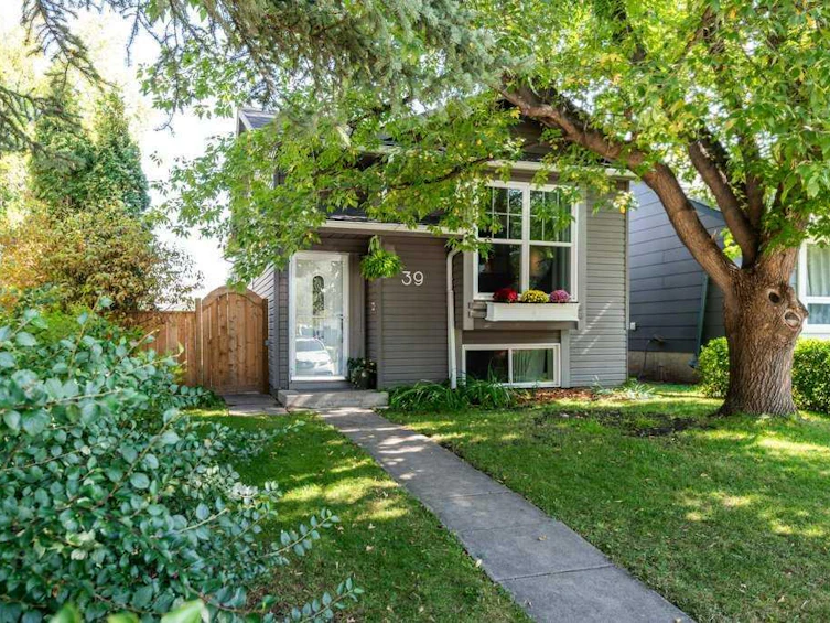 39 Shawglen Place SW, Calgary, AB, T2Y 1X9
