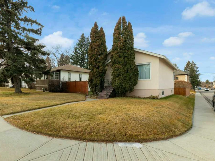 3423 Centre B Street NW, Calgary, AB, T2K 0V7 - 3