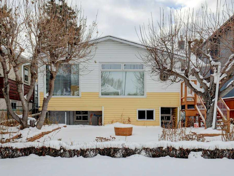 221 31 Avenue NE, Calgary, AB, T2E 2G1