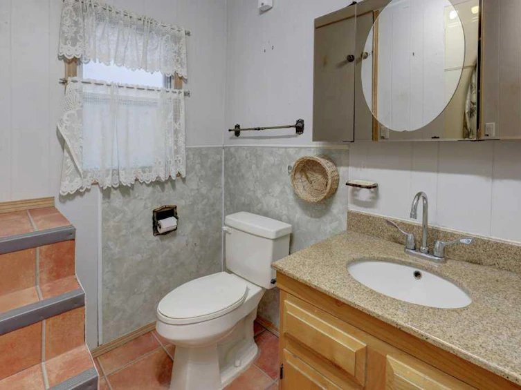 221 31 Avenue NE, Calgary, AB, T2E 2G1 - 16