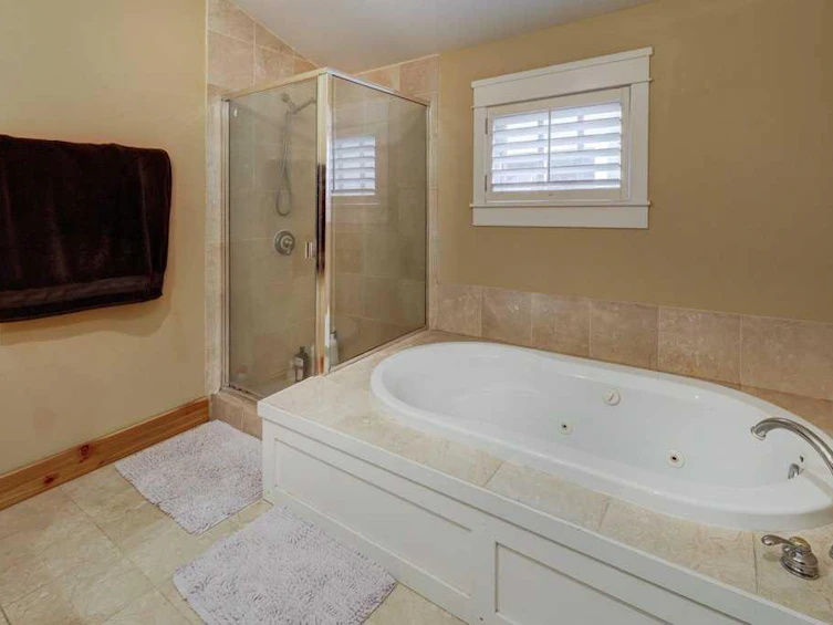 2511 18 Street NW, Calgary, AB, T2M 3T7 - 18