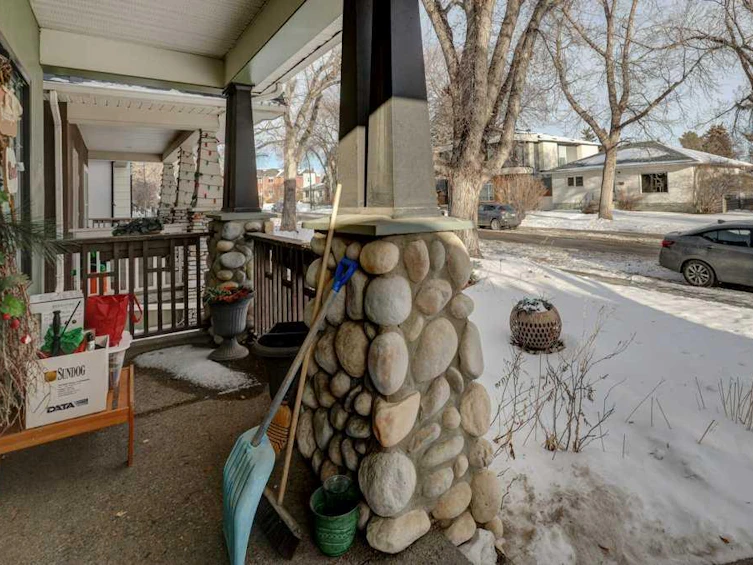 2511 18 Street NW, Calgary, AB, T2M 3T7 - 2