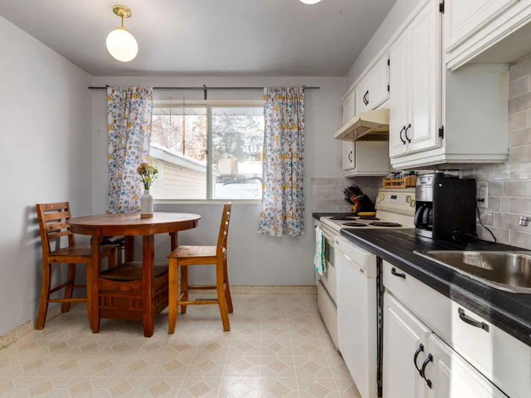 744 Hunterston Crescent NW, Calgary, AB, T2K 4N2 - 5
