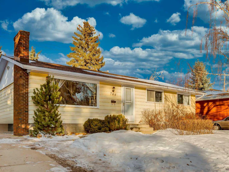 744 Hunterston Crescent NW, Calgary, AB, T2K 4N2