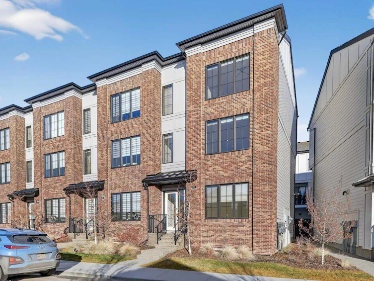 140 Discovery Drive SW, Calgary, AB, T3H 4N7