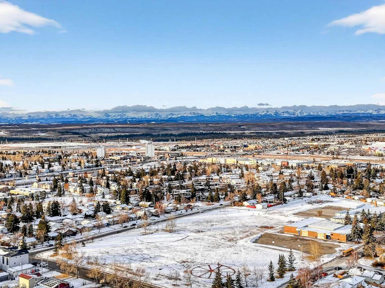 2720 41 Street SW, Calgary, AB, T3E 3K6 - 42