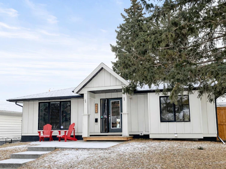 2720 41 Street SW, Calgary, AB, T3E 3K6 - 2