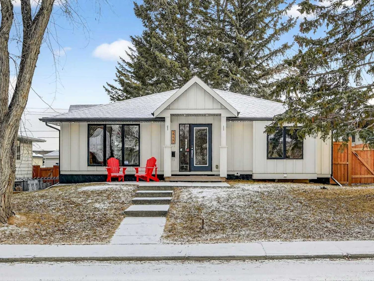 2720 41 Street SW, Calgary, AB, T3E 3K6