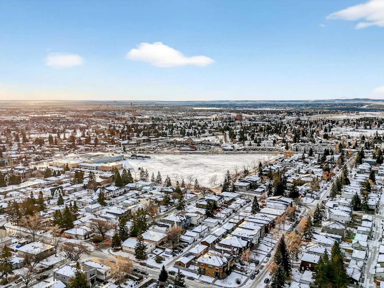 2720 41 Street SW, Calgary, AB, T3E 3K6 - 41