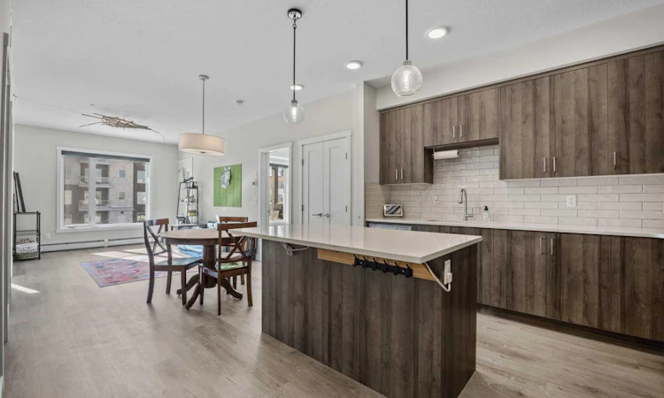 210-660 Shawnee Square SW