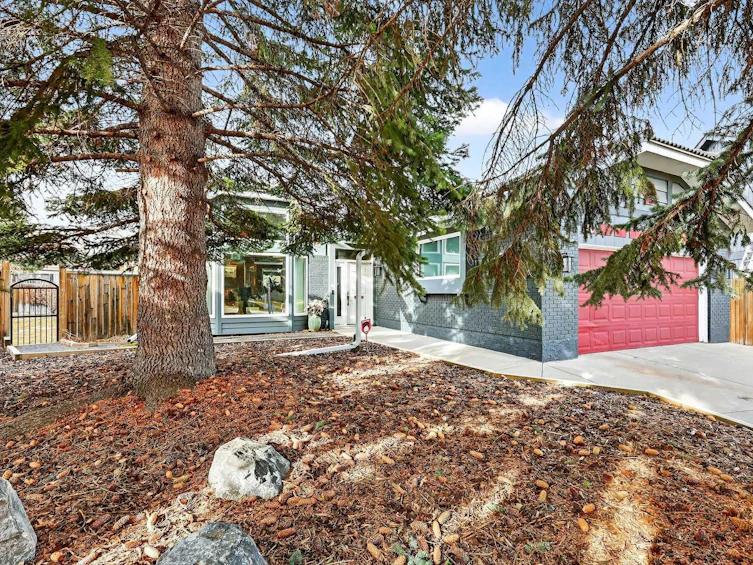 80 Oakmount Way SW, Calgary, AB, T2V 4Y1 - 2