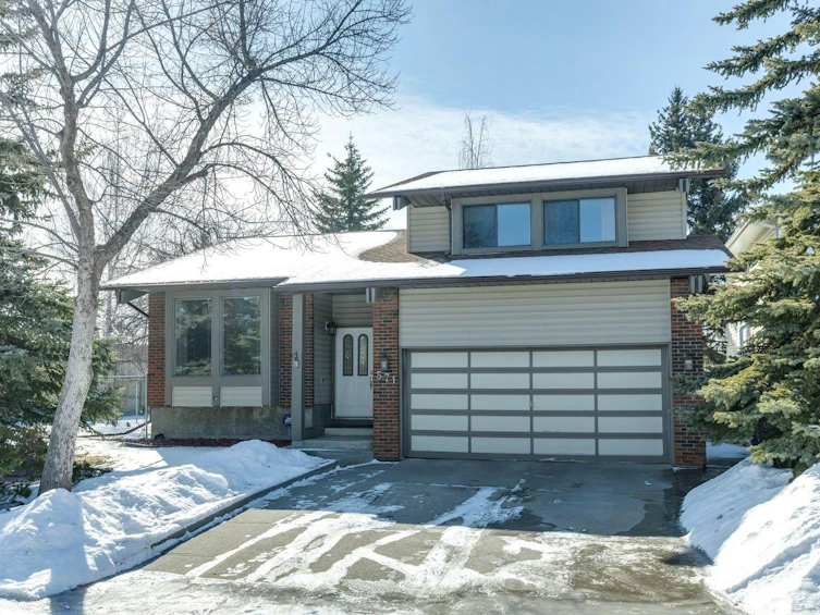 571 Woodside Place SW, Calgary, AB, T2W 3J9