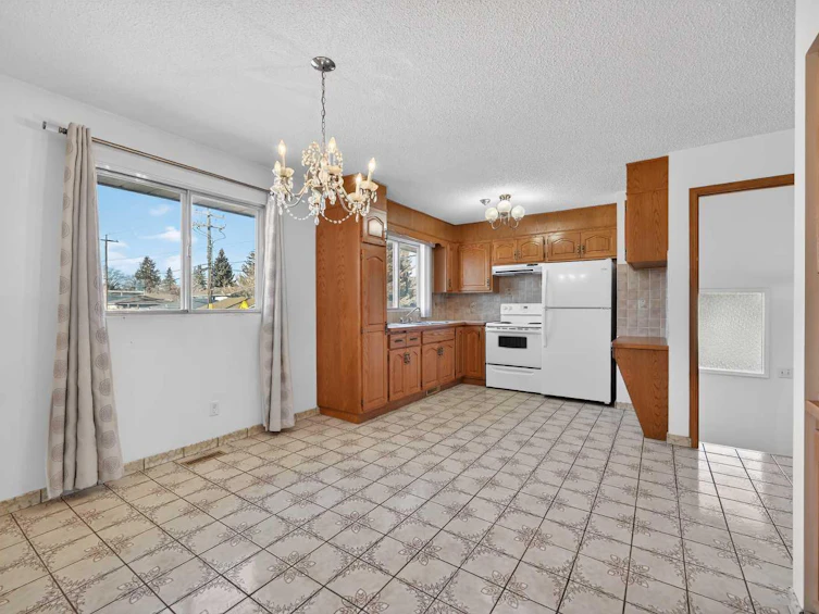 7228 Huntridge Hill NE, Calgary, AB, T2K 4A5 - 9