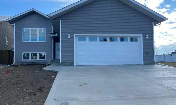 144 Upland Avenue W