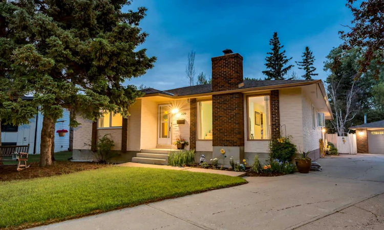 220 Oakridge Place SW