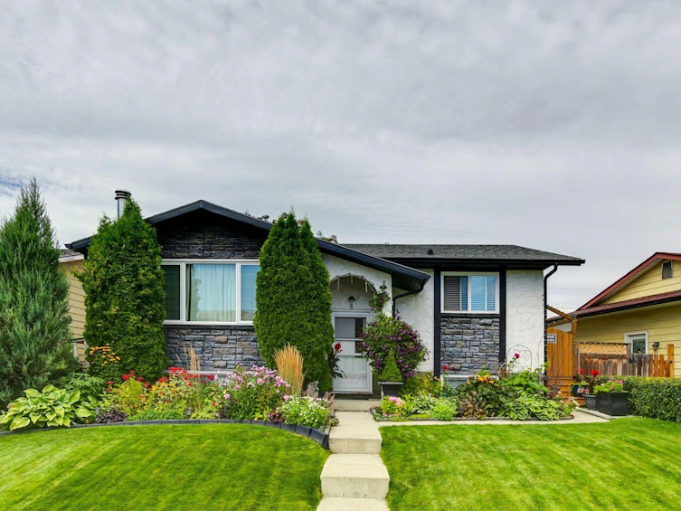 299 Doverview Crescent SE, Calgary, AB, T2B 1Y7