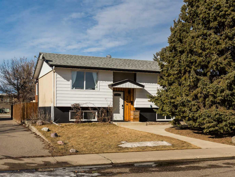 2414 14 Street N, Lethbridge, AB, T1H 4P3