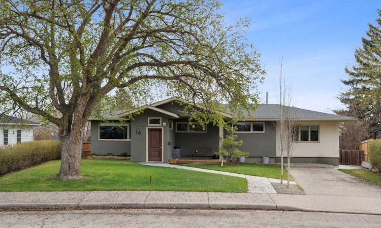 16 Meadowlark Crescent SW