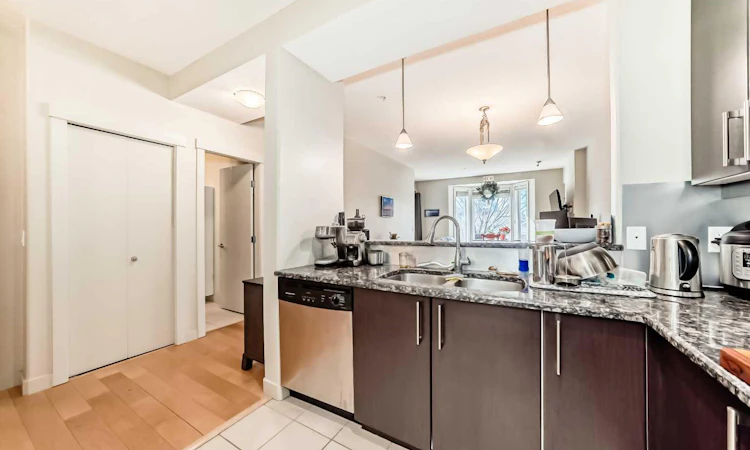 204-830 Centre Avenue NE
