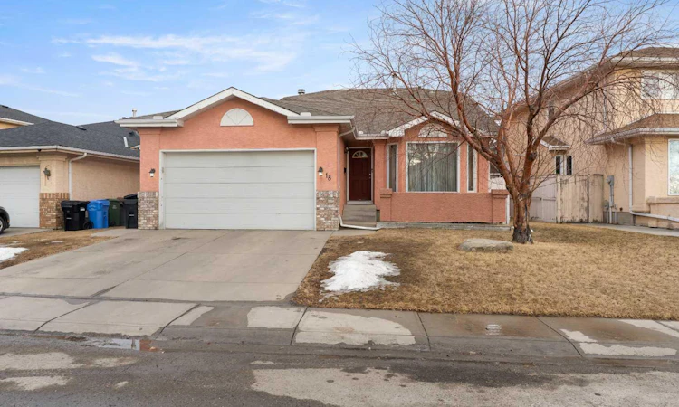 18 Coral Sands Place NE