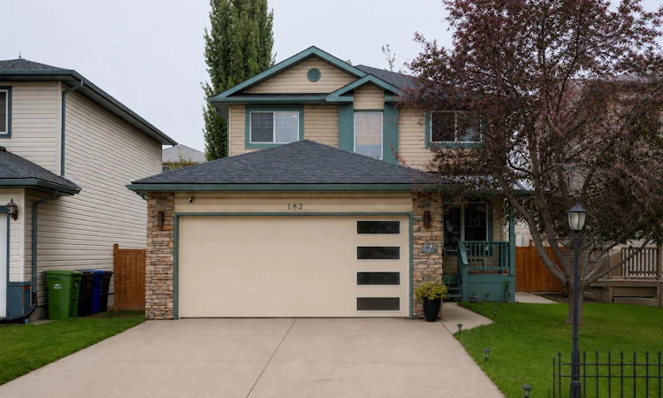 182 Harvest Creek Close NE