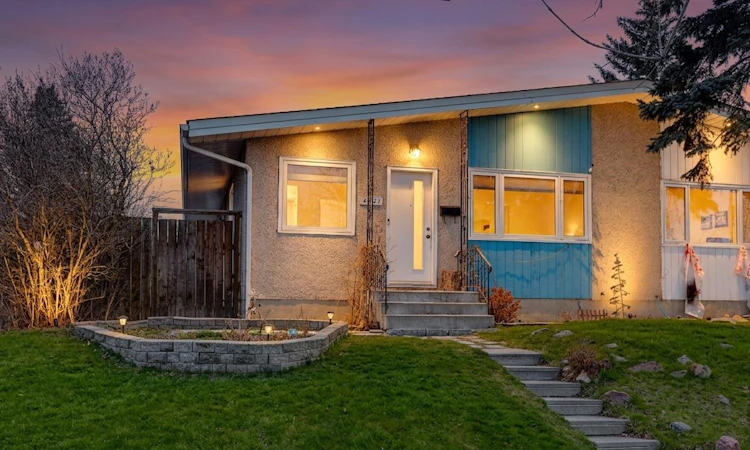 4721 Edmonton Trail NE
