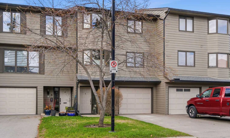 6-23 Glamis Drive SW