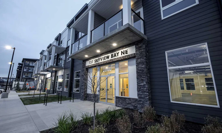 2226-151 Skyview Bay NE