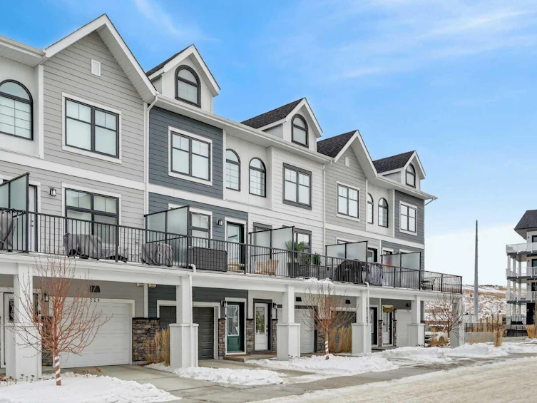 233 Les Jardins Park SE, Calgary, AB, T2C 5V3 - 2