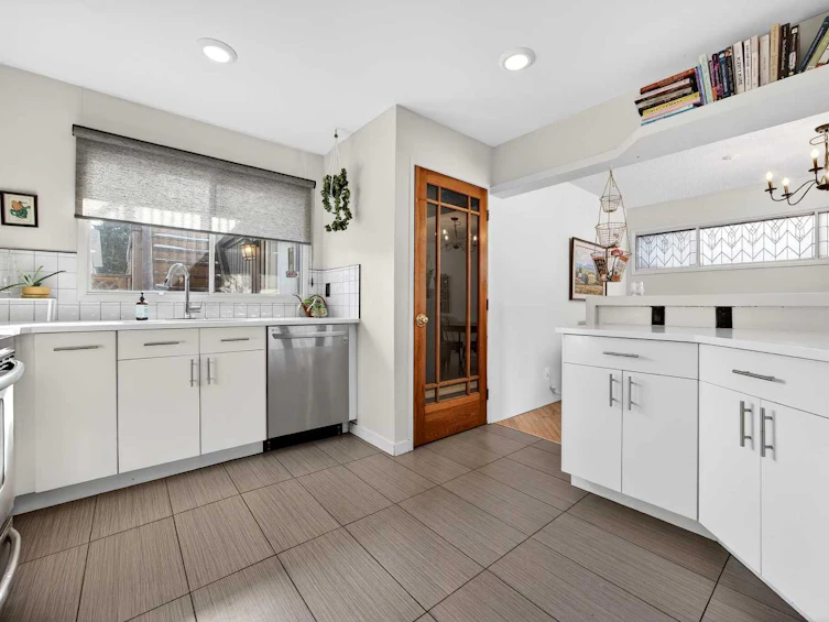 100 Strathcona Close SW, Calgary, AB, T3H 1L3 - 11